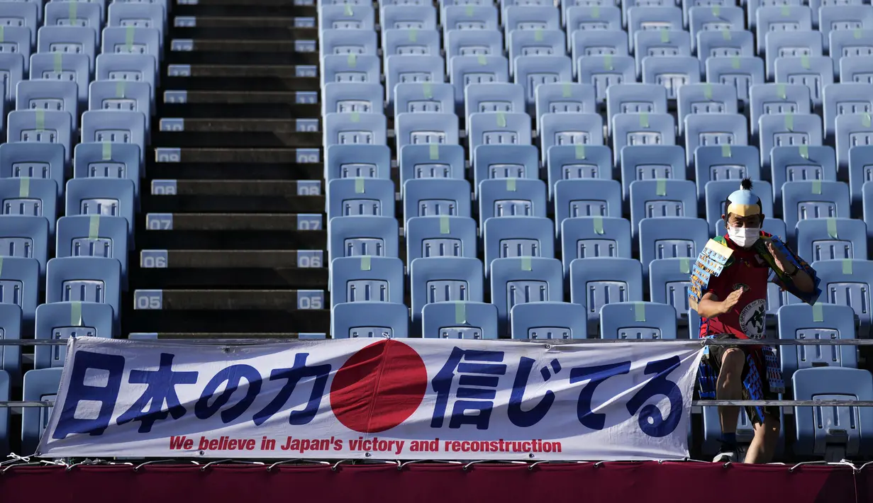 Seorang penggemar berpose di Stadion Miyagi untuk pertandingan sepak bola putri Olimpiade Tokyo 2020, di Miyagi, Jepang, 24 Juli 2021. Penyelenggaraan Olimpiade yang diselenggarakan tanpa penonton dari kalangan umum itu merupakan keputusan di tengah kondisi darurat COVID-19. (AP/Andre Penner)