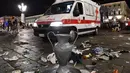 Mobil ambulans berusaha mengevakuasi korban usai terjadi ledakan saat nonton bareng final Liga Champions di Piazza San Carlo, Turin, Sabtu (3/6/2017). Acara nobar dipadati sekitar 20.000 supporter Juventus. (AP/Alessandro Di Marco)
