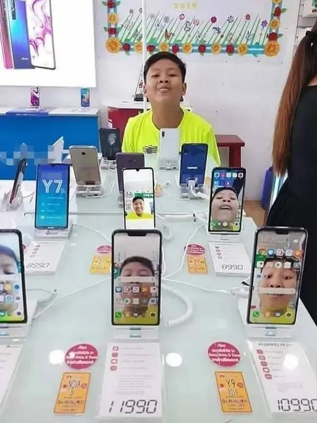 7 Potret Lucu Bocah Saat Main Hape Ini Bikin Geleng Kepala