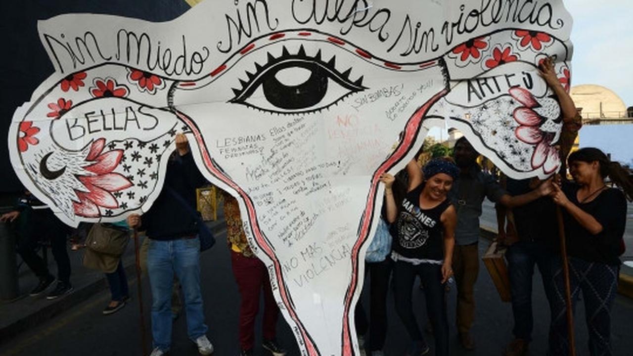 Wanita Peru umbar payudara serukan antikekerasan terhadap perempuan