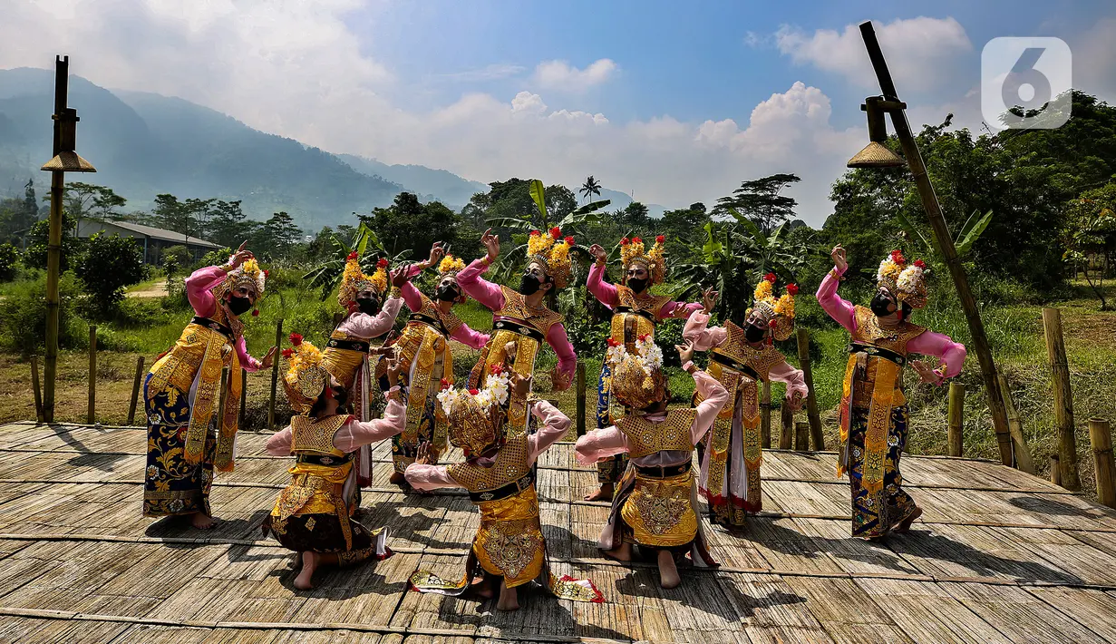 Penari menggelar tarian dan fashion show berlatar alam di Grand Smesco Hills Cisarua, Bogor, Minggu (11/4/2021). Tari yang akan ditampilkan adalah Tari Topeng Jigrik Ndat dari Betawi, Tari Legong Mesatya dari Bali, Tari Papua, Tari Bajidor Kahot dan Tari Kipas Pakarena (Liputan6.com/JohanTallo)