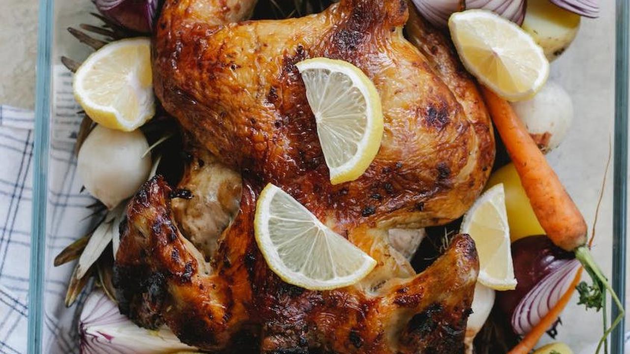 Kebutuhan akan protein ini bisa terpenuhi dengan mengonsumsi makanan yang mengandung protein tinggi. Berikut adalah beberapa contoh makanan berprotein tinggi yang dapat Anda pilih untuk memenuhi kebutuhan nutrisi ini.