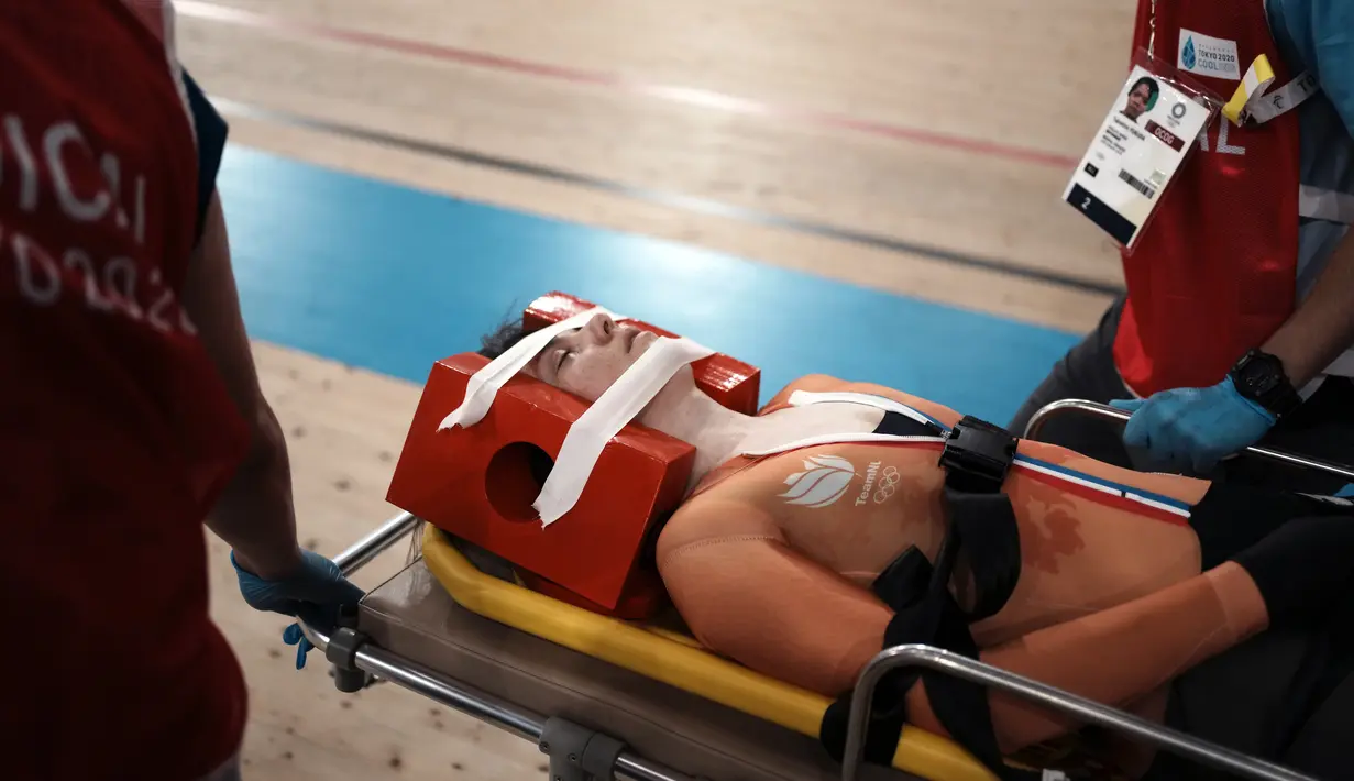 Pembalap Belanda Laurine van Riessen menerima perawatan medis setelah menabrak pada babak perempat final Keirin Putri Balap Sepeda Trek Olimpiade Tokyo 2020 di Izu Velodrome di Izu, Jepang, Kamis (5/8/2021). (AP Photo/Thibault Camus)