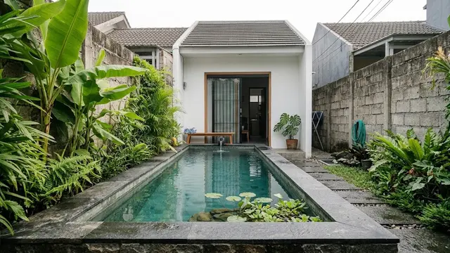 Halaman dengan Kolam Mini Memanjang