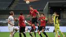 Gelandang Manchester United, Nemanja Matic, berusaha menyundul bola saat menghadapi Copenhagen pada laga perempat final Liga Europa di RheinEnergie Stadion, Jerman, Selasa (11/8/2020) dini hari WIB. Manchester United menang 1-0 atas Copenhagen. (AFP/Wolfgang Rattay/pool)