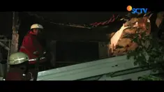 Api pertama kali muncul dari lantai dua berupa percikan akibat hubungan arus pendek listrik mesin air conditioner.