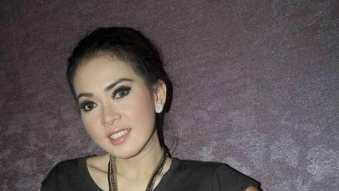 Perbedaan Style Syahrini Zaman Dulu dan Sekarang Berbeda ...