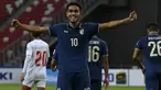 Ajang pesta sepak bola negara-negara di kawasan Asia Tenggara, Piala AFF telah memasuki edisi yang ke-14, sejak edisi pertama pada 1996 hingga penyelenggaraan terkini edisi 2022. Termasuk edisi 2022 yang telah memasuki fase semifinal, tercatat ada 5 pemain yang masuk dalam daftar pencetak gol terbanyak sepanjang masa. Berikut daftar kelima pemain tersebut. (AFP/Roslan Rahman)