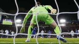 Pemain Chelsea, Noni Madueke, mencetak gol melalui tendangan penalti saat melawan Crystal Palace pada pekan ke-19 Premier League 2023/2024 di Stadion Stamford Bridge, Kamis (28/12/2023). Gol penentu kemenangan Chelsea dicetak oleh Noni Madueke melalui penalti. (AP Photo/Alastair Grant)