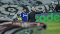 Pelatih Real Madrid, Zinedine Zidane menginstruksikan pemainnya saat bertanding melawan Getafe pada pertandingan lanjutan La Liga Spanyol di stadion Alfredo di Stefano di Madrid, Spanyol, Rabu (10/2/2021). Kemenangan ini membuat Madrid naik ke peringkat kedua klasemen. (AP Photo/Bernat Armangue)