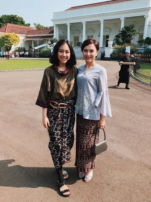 6 Potret Kebersamaan Sherina Munaf dan Ibunda, Bak Kakak Adik