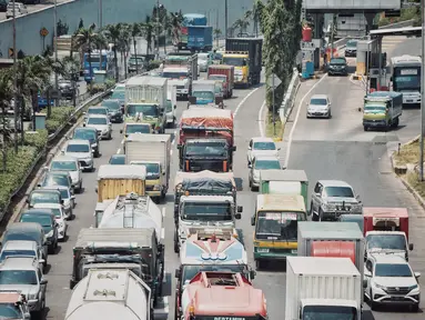 Kendaraan melintas di Tol Jakarta Outer Ring Road (JORR), kawasan Jakarta, Senin (17/9). Setelah sempat ditunda beberapa kali, pemerintah akan melanjutkan integrasi transaksi tol pada ruas Tol Lingkar Luar Jakarta. (Liputan6.com/Faizal Fanani)