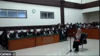 Dokter Tifa Sibuk Mencatat Saat Jaksa Baca Dakwaan