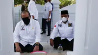 Ketua DPD RI, AA LaNyalla Mahmud Mattalitti bersama rombongan saat melakukan ziarah ke makam pejuang Sentot Alibasya Mushtofa Prawirodirjo di Jalan Bajak, Teluk Segara, Bengkulu, Sabtu (10/4/2021). (Foto:Dok.DPD RI)