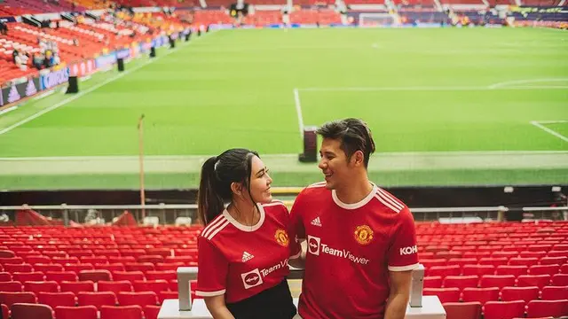 5 Potret Via Vallen dan Chevra Yolandi Bulan Madu di Inggris, Romantis di Old Trafford Stadium