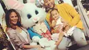 Chrissy Teigen beersama dengan John Legend merayakan paskah dengan badut kelinci nih tahun lalu! (instagram/chrissyteigen)
