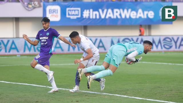 Foto: Semangat Membara Ryuji Utomo Saat Membawa Persita Tumbangkan Persik di BRI Liga 1