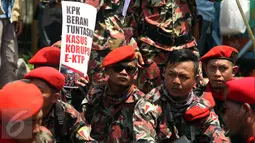 Massa dari Kokam (Komando Kesiapsiagaan) Pemuda Muhammadiyah menggelar aksi di depan gedung KPK, Jakarta, Jumat (24/3). Mereka berorasi menyampaikan tuntutan dalam aksi #KawalKPKBerani, salah satunya menuntaskan kasus e-KTP. (Liputan6.com/Johan Tallo)