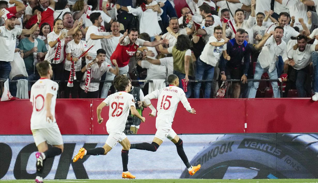 Pemain Sevilla, Youssef En-Nesyri, melakukan selebrasi setelah mencetak gol ke gawang Manchester United  pada laga leg kedua perempat final Liga Europa di Stadion Ramon Sanchez Pizjuan, Jumat (21/4/2023). (AP Photo/Jose Breton)