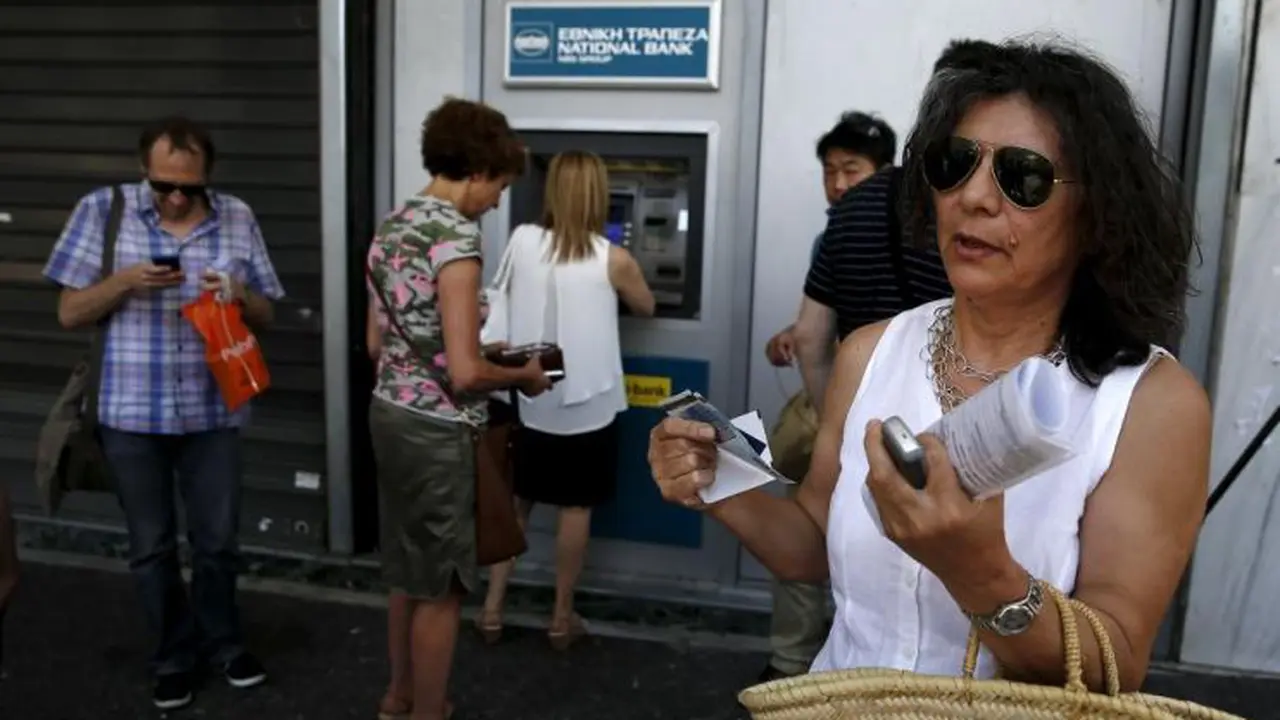 ATM milik salah satu bank di Yunani diserbu oleh masyarakat.