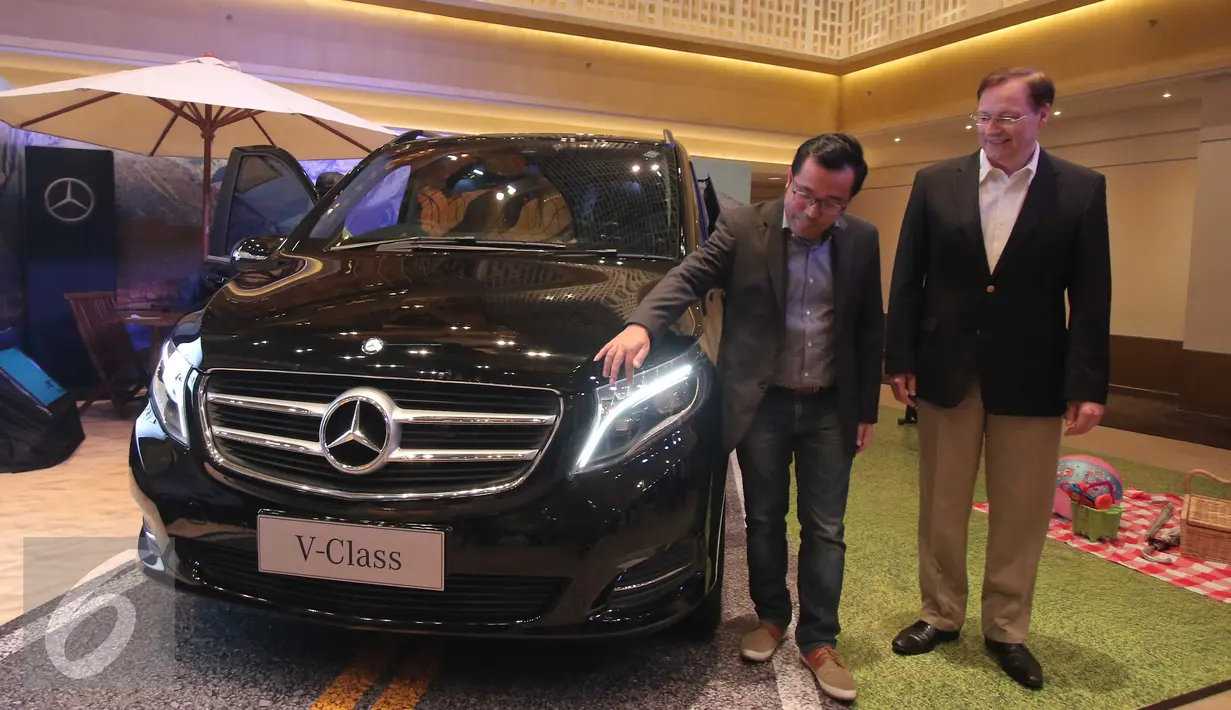 President & CEO Mercedez-Benz Indonesia Roelof Lamberts (kanan) dan Deputy Sales Operation Mercedez-Benz Indonesia Kerry Hardjosoemarto saat menghadiri peluncuran Merci New V-Clas di Jakarta, Rabu (30/3/2016). (Liputan6.com/Angga Yuniar)