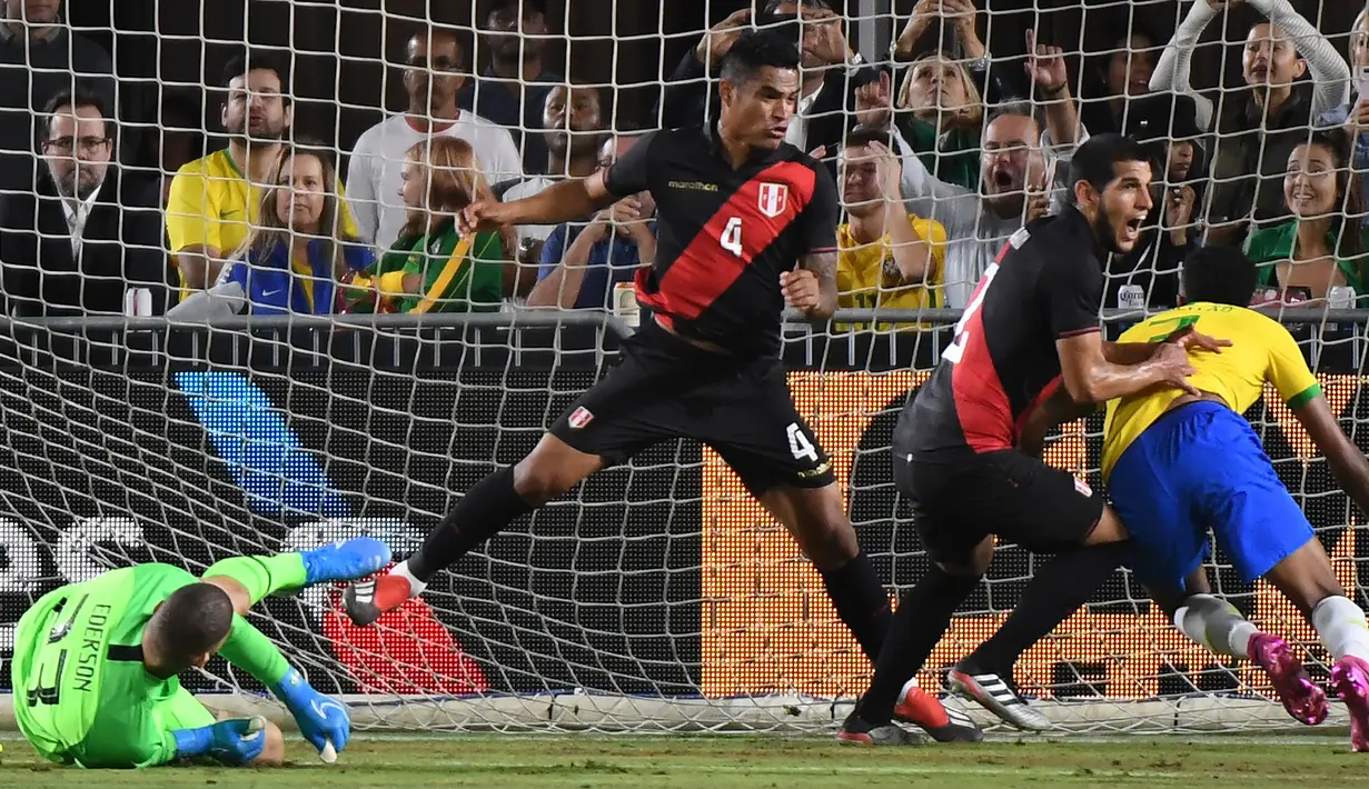 Bek Peru Luis Abram (dua kanan) mencetak gol ke gawang Brasil dalam laga persahabatan di Los Angeles Memorial Coliseum, California, Amerika Serikat, Selasa (10/9/2019). Peru menang 1-0 atas Brasil. (Tandai Ralston/AFP)