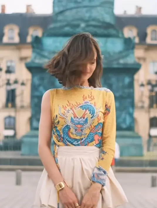 Artis cantik berusia 31 tahun itu pancarkan auranya mahalnya dengan busana yang vibrant [@claurakiehl]