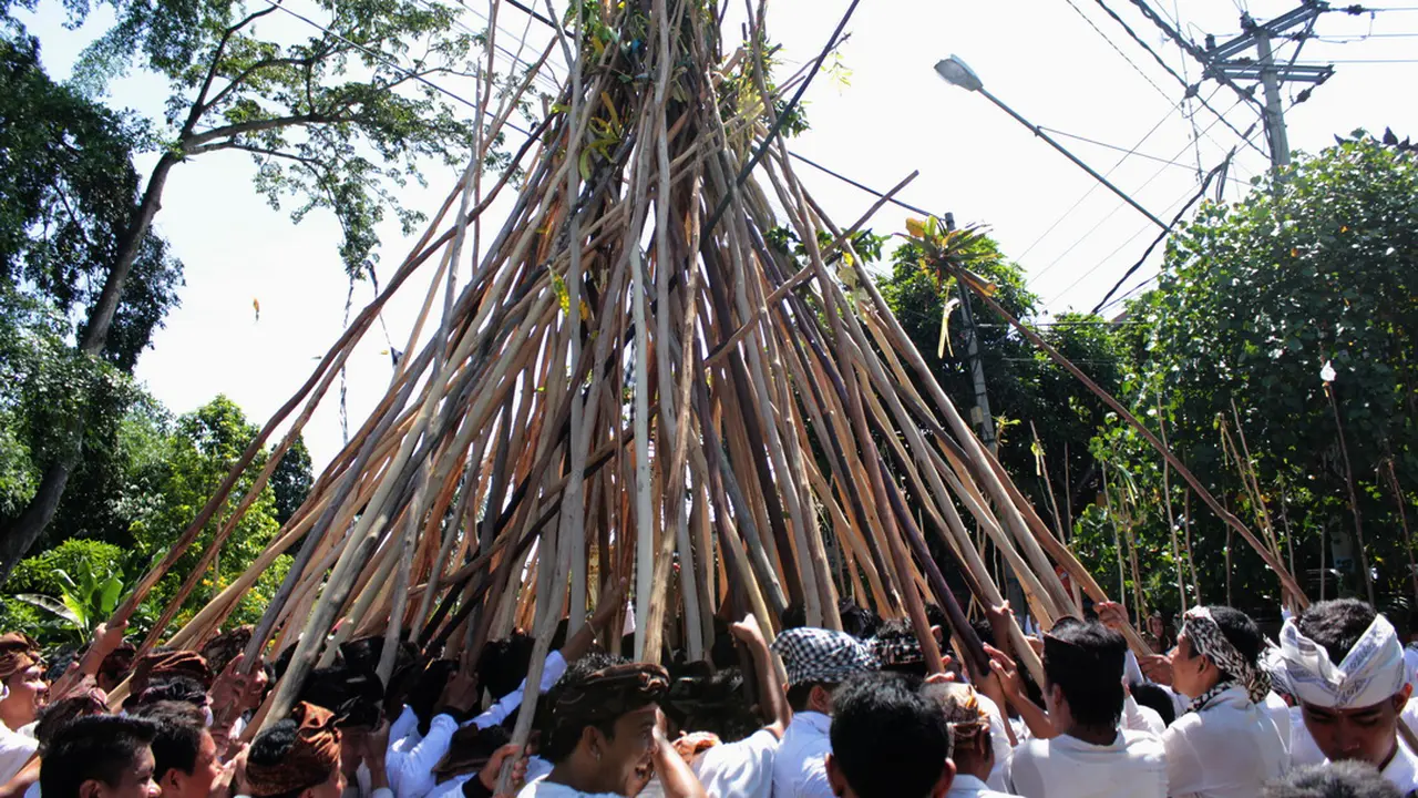 Tradisi Mekotek di bali