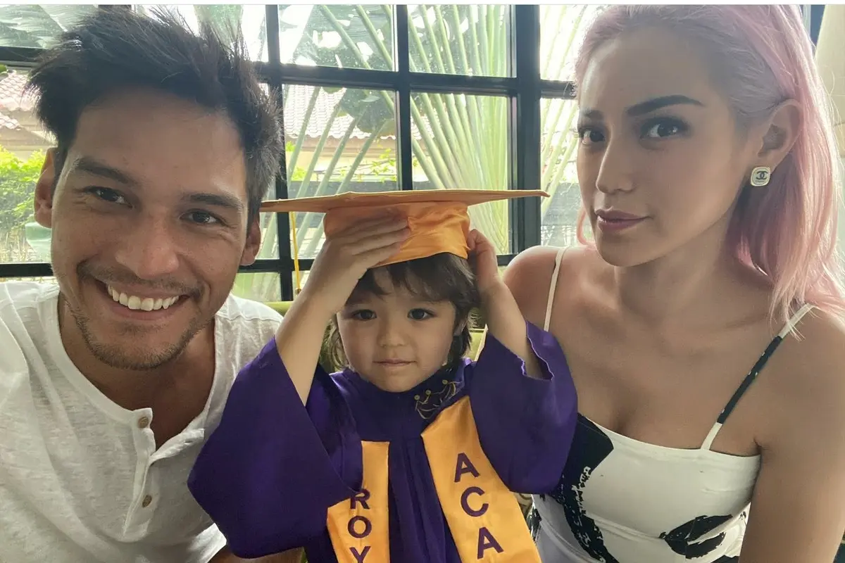 6 Foto Wisuda Putra Jessica Iskandar, Gunakan Atribut Lengkap Meski ‘Di Rumah Aja’