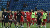 Para pemain Timnas Indonesia U-23 berjalan dengan kepala tertunduk setelah kalah 0-1 dari Thailand di semifinal sepak bola SEA Games 2021, Kamis (19/5/2022). (Bola.com/Ikhwan Yanuar Harun)