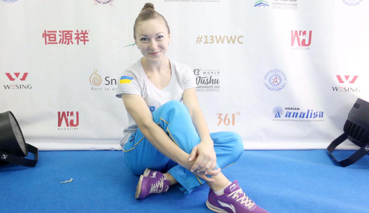 Atlet Wushu Asal Ukraina, Ganna Tereshchenko yang bertanding pada Cabang Taolu Kejuaraan Dunia Wushu 2015 di Istora, Senayan, Jakarta,Selasa (17/11/2015). (Bola.com/Nicklas Hanoatubun)