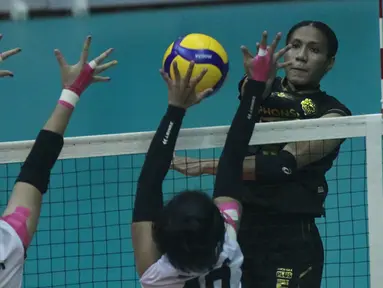 Laga seru terjadi pada pertandingan pembuka seri kedua putaran kedua Proliga 2023 yang berlangsung di GOR Ken Arok, Malang, Kamis (9/2/2023) siang WIB. Tim putri Gresik Petrokimia Pupuk Indonesia yang selalu tertinggal dari Jakarta BIN berhasil melakukan comeback untuk memenangi laga dengan skor 3-2. Hasil ini membuat Jakarta BIN tertunda langkahnya untuk memastikan lolos ke babak final four Proliga 2023. Sebaliknya bagi Gresik Petrokimia, kemenangan ini sekaligus menjaga peluang untuk lolos ke final four. Dengan mengemas 13 poin dari 8 laga, Jakarta BIN sementara menempati peringkat ke-3, sedangkan Gresik Petrokimia ada di posisi ke-4 dengan 10 poin. (Dok. Proliga 2023)