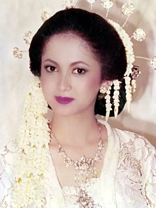 "Tidak pernah berubah tante ana cantik dr dlu juga sampai saat ini," tulis gayatri.m21. "Teteh anna yg cantik alami sejak dulu.." tulis ulan.syah. "Cantiknya awet. Pake formalin kah???!! Idolaku dr jaman aku sd ampe sekarang," tulis mariaevi54."Gak hilang2 Cantik'nyaa," tulis dedefatimah21. [Instagram/annamarten8]