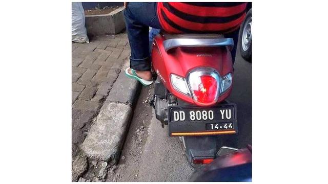 Tulisan Lucu di Plat Motor Ini Bikin Senyum-senyum