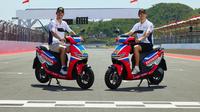 PT Astra Honda Motor (AHM) memperluas dukungan mobilitas ramah lingkungan, dengan menghadirkan 10 unit motor listrik Honda CUV e: yang digunakan sebagai paddock bike di MotoGP Mandalika. (dok. AHM)
