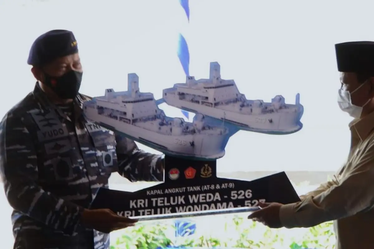 Menteri Pertahanan Prabowo Subianto Serahkan 2 Kapal Angkut Tank