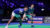Ganda putra Indonesia Fajar Alfian/Muhammad Shohibul Fikri mengalahkan&nbsp;pasangan China Liang Wei Keng/Wang Chang pada laga semifinal Denmark Open di Jyske Bank Arena, Sabtu (18/10). (foto: PBSI)