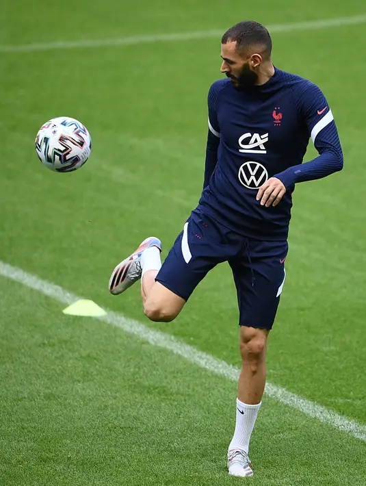 Pemain depan Prancis, Karim Benzema mengontrol bola selama sesi latihan menjelang pertandingan persahabatan dengan Bulgaria di Stade de France, utara Paris, Senin (7/6/2021). Timnas Prancis akan bersua Bulgaria pada laga uji coba jelang Euro 2020, Rabu (9/6) dinihari WIB. (FRANCK FIFE / AFP)