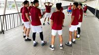 Tim Bulutangkis Indonesia menggelar sesi latihan ringan di sekitar hotel di Bangkok, Thailand, dalam rangka persiapan menyambut Thomas dan Uber Cup. (Dok. PBSI)
