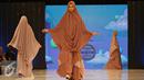 Model membawakan busana muslim rancangan Si.Se.Sa: Syar'i for Urban, Jakarta, Rabu (10/2). Peragaan menampilkan 61 koleksi dalam tujuh rangkaian babak produk terbaru Si.Se.Sa dengan rentang warna pastel yang lebar. (Liputan6.com/Immanuel Antonius)