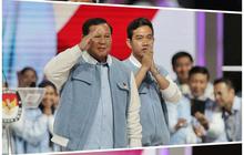 FOTO: Gaya Capres di Debat Kelima: Anies Tebar Senyum, Prabowo Hormat, dan Ganjar Pakai Jaket Varsity 'Sat Set