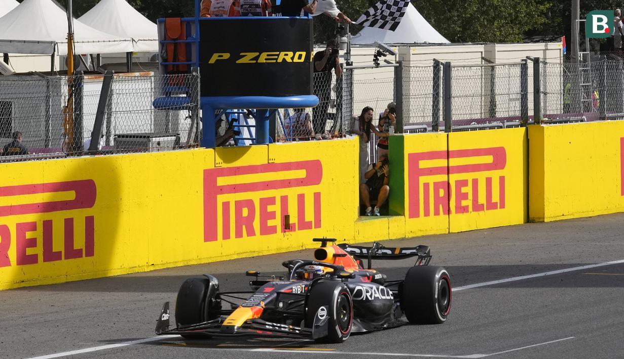 Pembalap Red Bull Racing, Max Verstappen melewati garis finis saat balapan Formula 1 GP Italia 2023 yang berlangsung di Sirkuit Monza, Italia, Minggu (03/09/2023). Verstappen sukses mencatatkan waktu 1:13:41.143. (AP Photo/Luca Bruno)