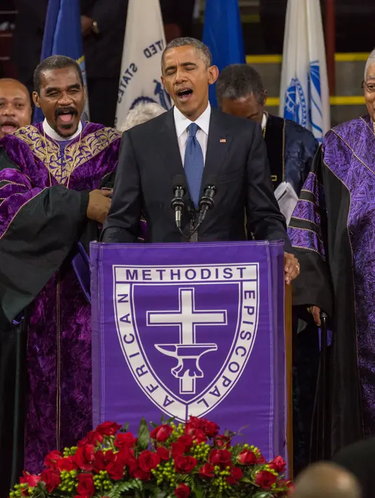 Ketika itu Obama hadir untuk memberikan penghormatan terakhir untuk mendiang pastor Clementa C. Pinckney pada 26 Juni 2015. Pastor Clementa menjadi salah satu dari delapan korban penembakan massal di sana pada 17 Juni 2015. (Bintang/EPA) 