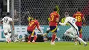 Gelandang Timnas Inggris, Cole Palmer (kanan) mencetak gol penyeimbang 1-1 ke gawang Timnas Spanyol pada laga final Euro 2024 di Olympiastadion, Berlin, Jerman, Minggu (14/7/2024). (AP Photo/Matthias Schrader)