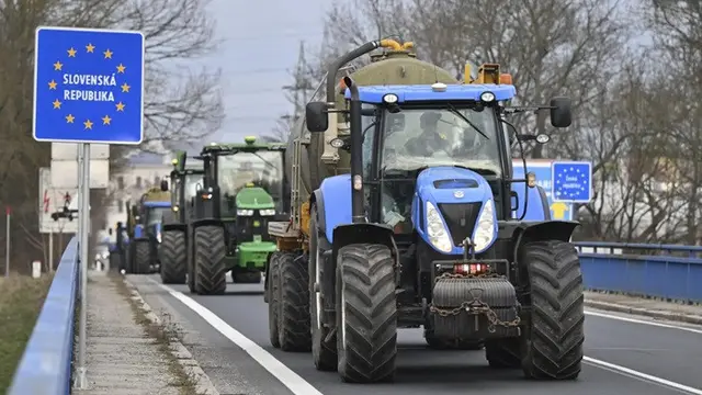 Petani Ceko menggunakan traktor menuju penyeberangan perbatasan Hodonin/Holic di Republik Ceko, pada Kamis (22/2/2024).