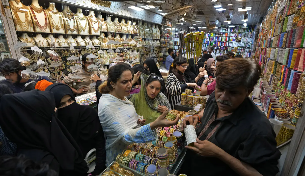 Warga Pakistan khususnya para perempuan lebih senang berburu perhiasan atau gelang tradisonal untuk dipakai saat hari raya lebaran. (AP Photo/Fareed Khan)