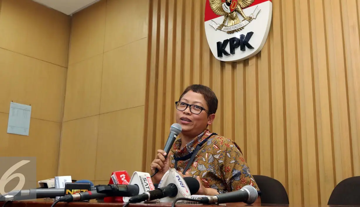 Humas KPK, Yuyuk Andriati mengabarkan bahwa KPK telah menetapkan mantan Dirjen Kependudukan dan Pencatatan Sipil (Dukcapil) Kemendagri, Irman sebagai tersangka baru kasus tipikor e-KTP, Jakarta, Jum'at (30/9). (Liputan6.com/Helmi Afandi)
