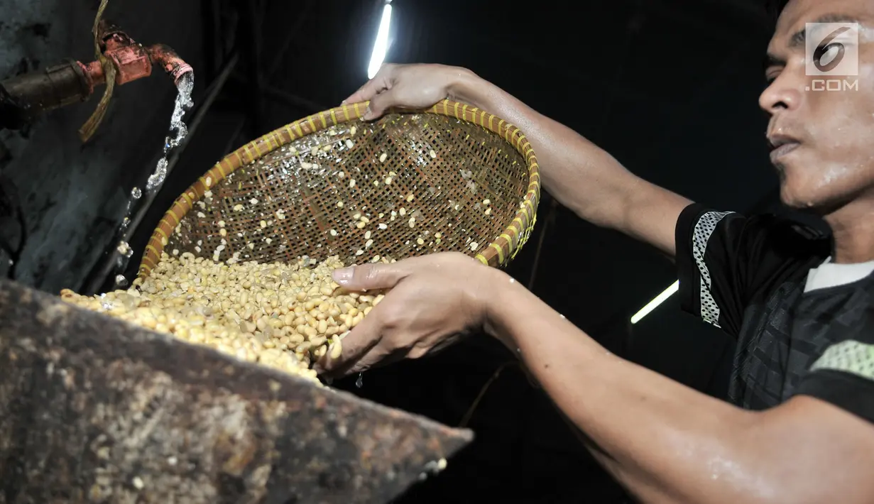 Pekerja memproses pembuatan tahu di salah satu industri rumahan Semanan, Kalideres, Jakarta, Rabu (19/9).Dalam sehari, tiap industri rumahan Semanan mampu memproduksi sekitar 4 kuintal tahu dengan harga Rp 40 ribu per papan. (Merdeka.com/Iqbal S Nugroho)