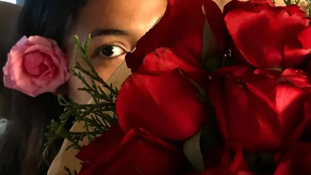 Chicco Jerikho unggah foto wanita yang sebagian wajahnya ditutupi bunga mawar (foto: instagram Chicco Jerikho)