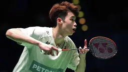 Pebulu tangkis Malaysia, Ng Tze Yong bersiap menerima service dari lawannya, pebulu tangkis Denmark, Viktor Axelsen pada laga babak 16 besar tunggal putra All England 2023 di Utilita Arena, Birmingham, Inggris, Kamis (16/3/2023). Ng Tze Yong menang rubber game, 21-15, 9-21 dan 23-21. (PA via AP Photo/Zac Goodwin)